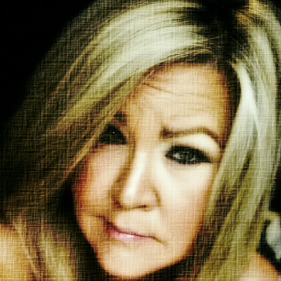 Profile Picture of Laura Detary (@lmdetary) on Poshmark