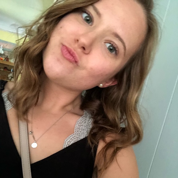 Profile Picture of Sara Macmullen (@saramacmullen) on Poshmark