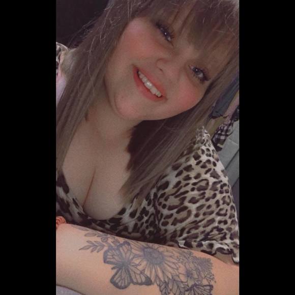 Profile Picture of Amber Windsor (@amberwindsor17) on Poshmark