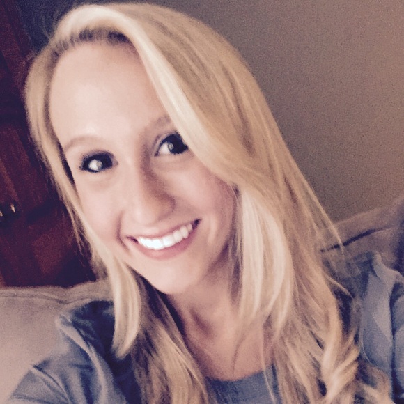 Profile Picture of Allison Mullins (@alllie22) on Poshmark