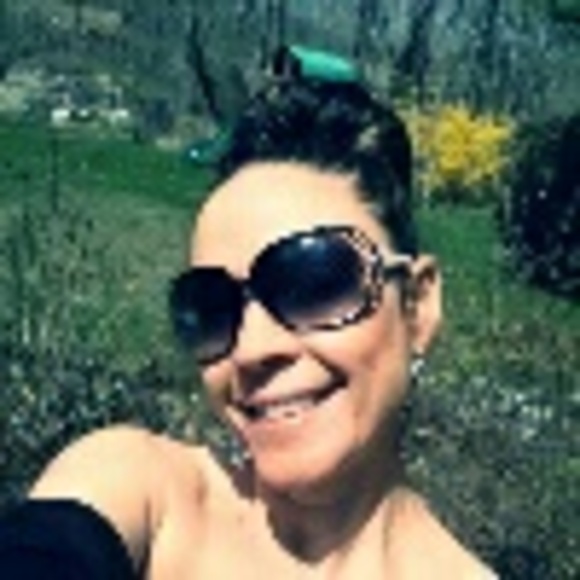 Profile Picture of Nicole Caperna (@ncaperna) on Poshmark