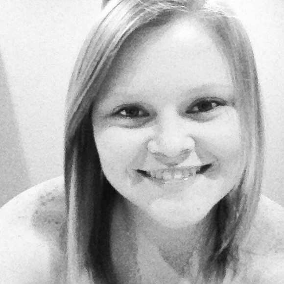 Profile Picture of Larae Hagan (@laraehagan) on Poshmark