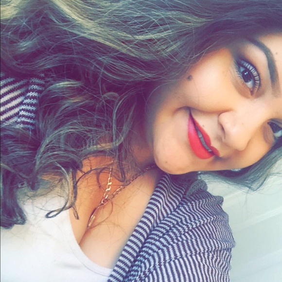 Profile Picture of Evelyn Saenz (@velyxoo) on Poshmark