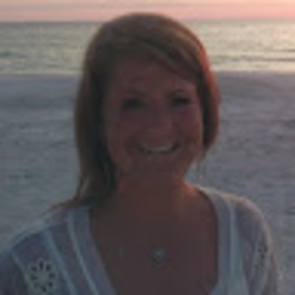 Profile Picture of Dana Delisle (@dana_delisle) on Poshmark
