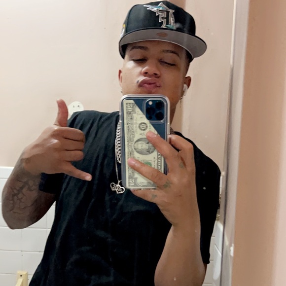 Profile Picture of Francis Goris (@francisgoris03) on Poshmark