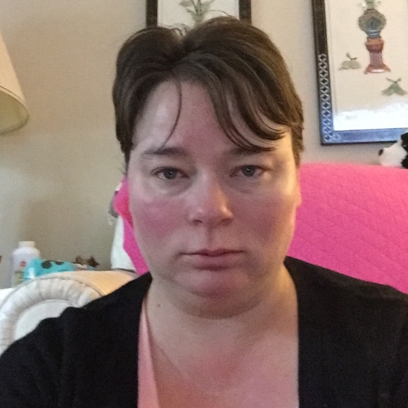 Profile Picture of Bernadetta Szymski (@bernayen) on Poshmark