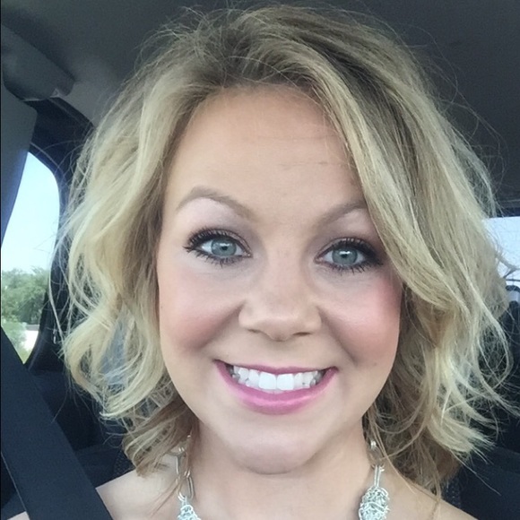 Profile Picture of Danielle Neeley (@dneeley) on Poshmark