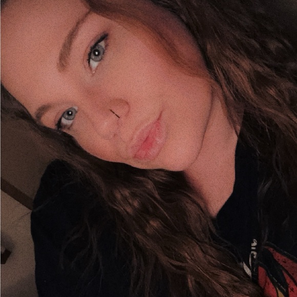 Profile Picture of Kendra Whicker (@kendrawhicker) on Poshmark