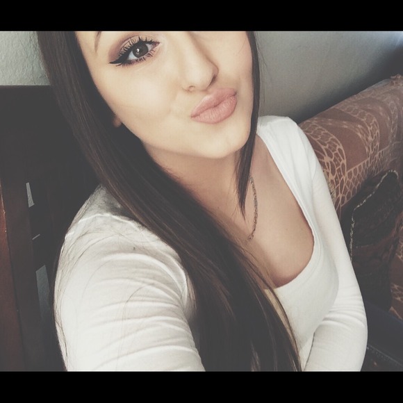 Profile Picture of Kaltrina Pacuku (@kaltrinapacuku) on Poshmark