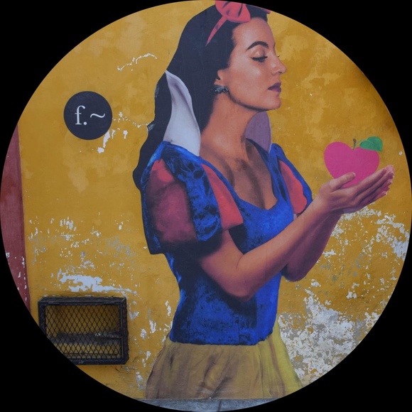 Profile Picture of Laurie Hanson (@tri3x) on Poshmark