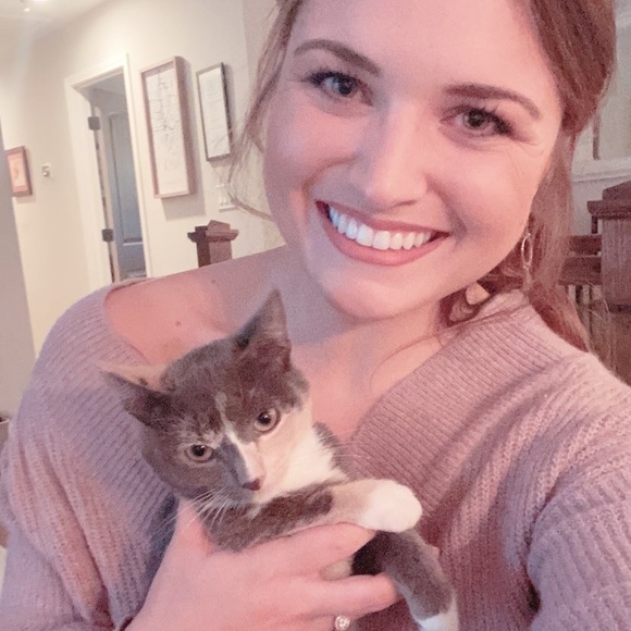 Profile Picture of Alexa Howard (@alexahow) on Poshmark