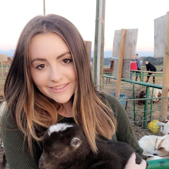 Profile Picture of Lauren Crimmins (@lauredanic) on Poshmark