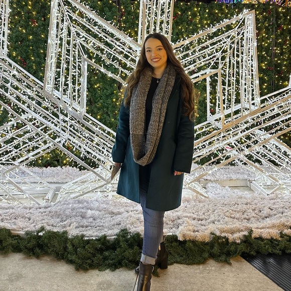 Profile Picture of Lucia Salgado (@lucia_120) on Poshmark