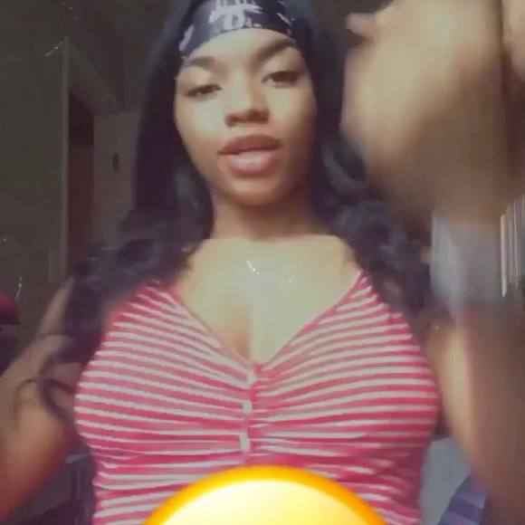 Profile Picture of Demiah Lowery (@miacgr23) on Poshmark
