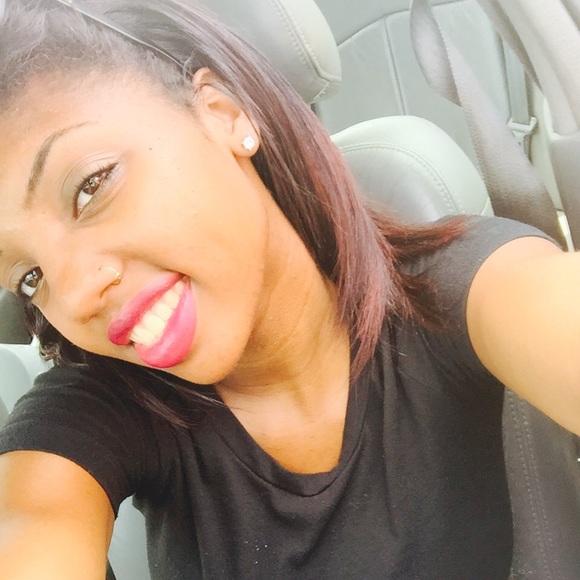 Profile Picture of Ariel Graham (@arielgraham74) on Poshmark