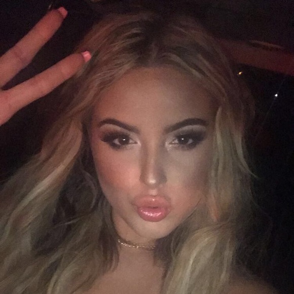 Profile Picture of Halie Lanuto (@halielanuto) on Poshmark