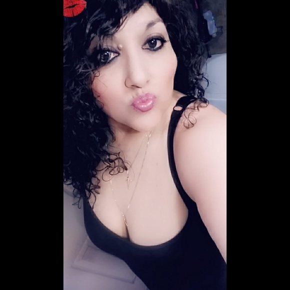 Profile Picture of Ortiz Ortiz (@ortizortiz860) on Poshmark