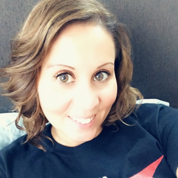 Profile Picture of Samantha Whiting (@sewhiting82) on Poshmark