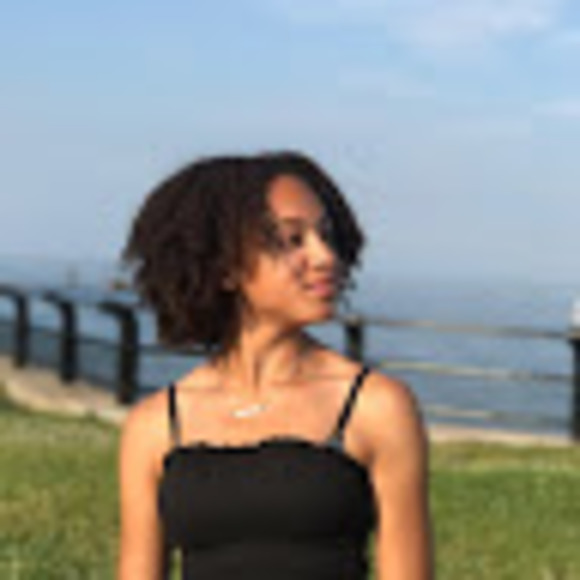 Profile Picture of Juliana Malcolm (@julianamalcolm) on Poshmark