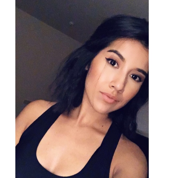 Profile Picture of Alma Lua (@yesalua) on Poshmark