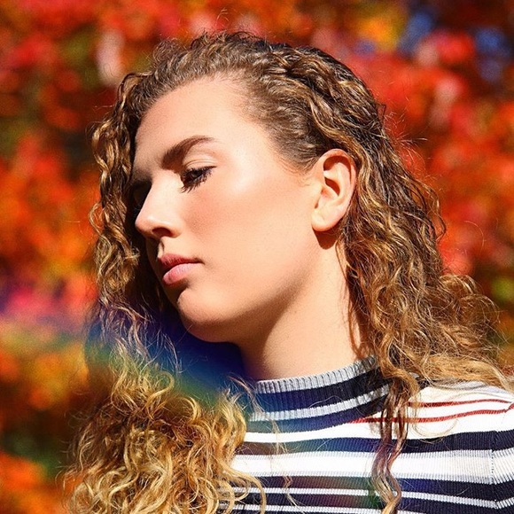 Profile Picture of Zoe Greszler (@zoegreszler) on Poshmark