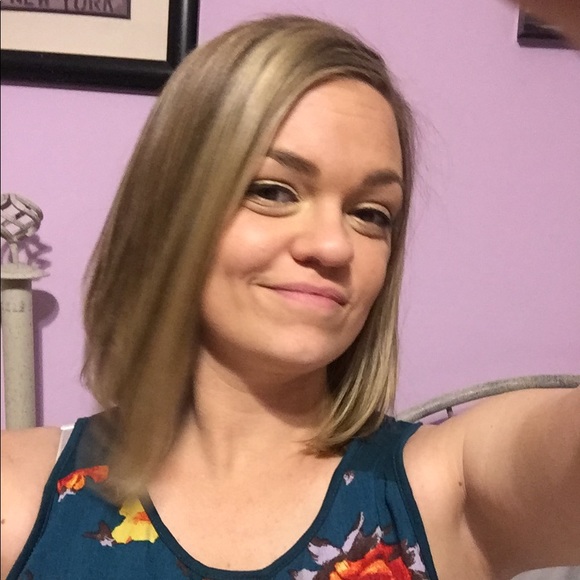 Profile Picture of Mary Pantelis (@pantelisme) on Poshmark