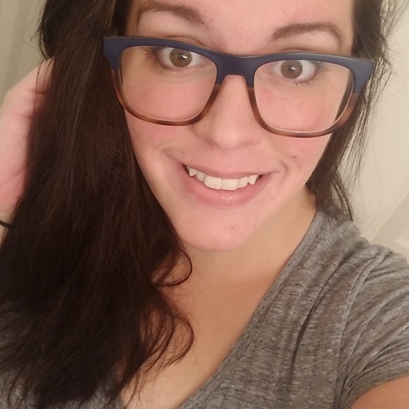 Profile Picture of Emily Vierling (@emilyvierling) on Poshmark