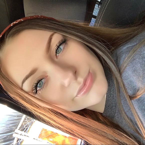Profile Picture of Alexa Fegley (@alexafegley_) on Poshmark