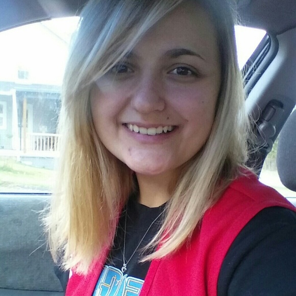 Victoria Candelora - Poshmark Profile Picture of Victoria Candelora (@vcan21) on Poshmark