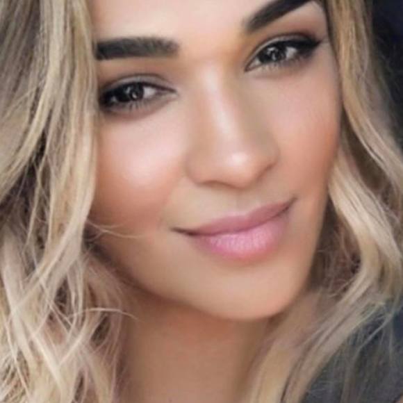 Profile Picture of Juliana Uribe (@julianauribe189) on Poshmark