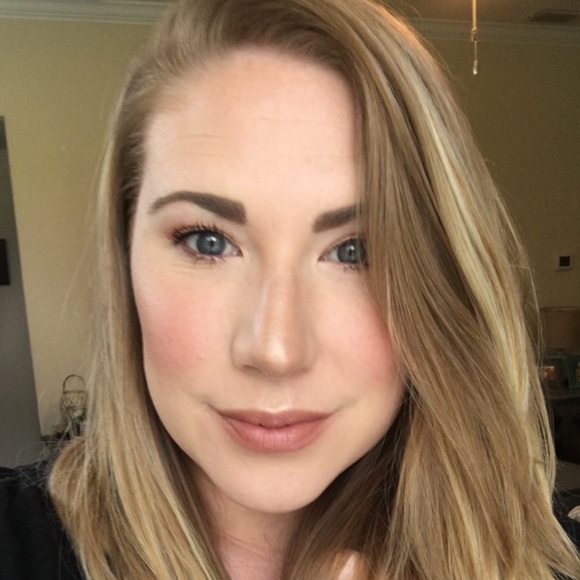 Profile Picture of Danielle Coons (@danielle_coons) on Poshmark