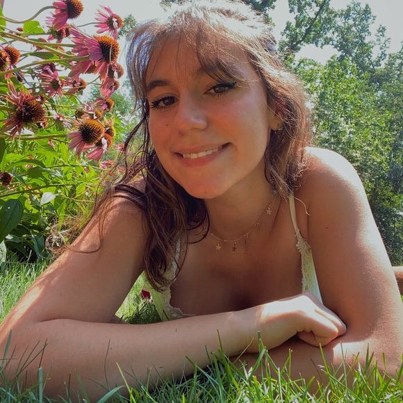 Profile Picture of Kylie Lavoy (@kylielavoy) on Poshmark