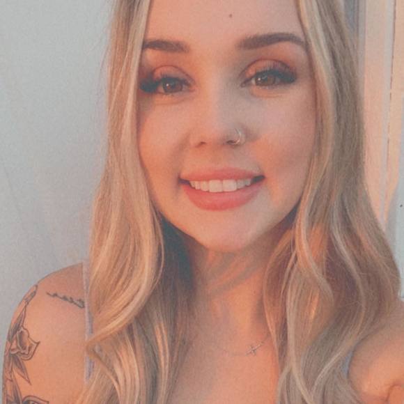 Profile Picture of Alexis Samples (@sampleslexi) on Poshmark