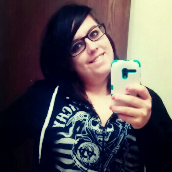 Profile Picture of Julianne Stewart (@julianne1141993) on Poshmark