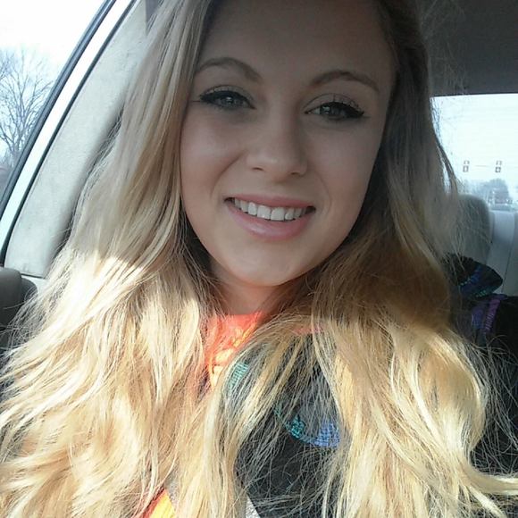 Profile Picture of Kaitlyn Lesperance (@katiepaige18) on Poshmark