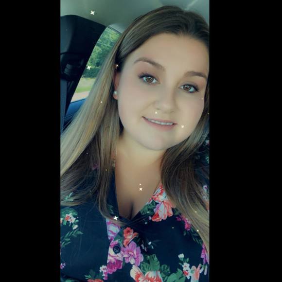 Profile Picture of Ashley Beldock (@freezepop01) on Poshmark