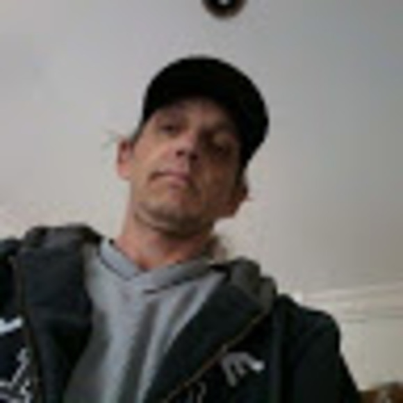 Profile Picture of Aaron Jeffery (@aaronjeffery114) on Poshmark