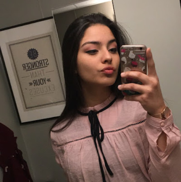 Profile Picture of Ianca Tolentino (@iancatolentino) on Poshmark