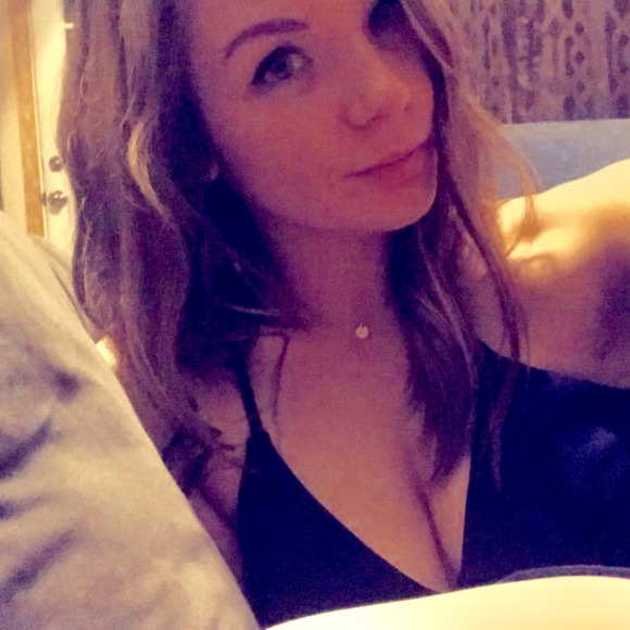 Profile Picture of Desiree Levesque (@dessslevesque) on Poshmark