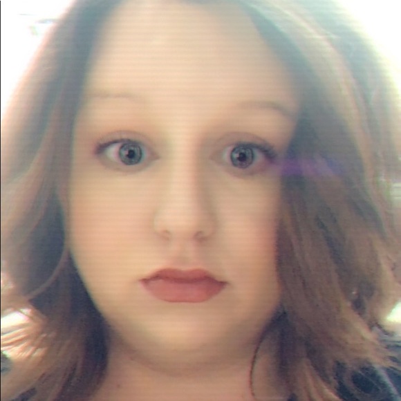 Profile Picture of Dana Selser (@danalynn114) on Poshmark