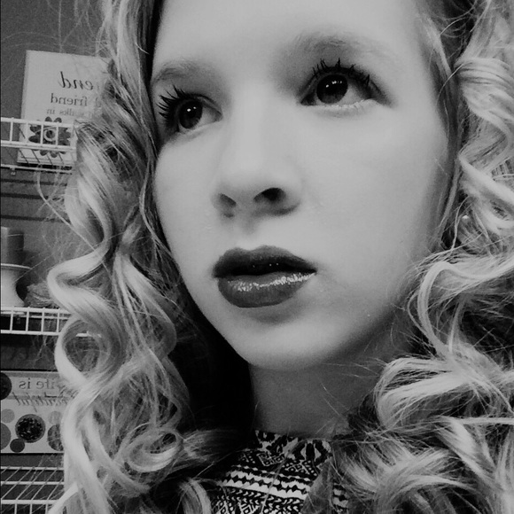 Profile Picture of Julia Hasslinger (@juliahasslinger) on Poshmark