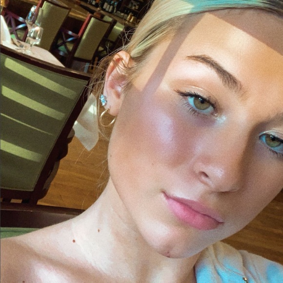 Profile Picture of Raegan Robison (@raeganrobison) on Poshmark