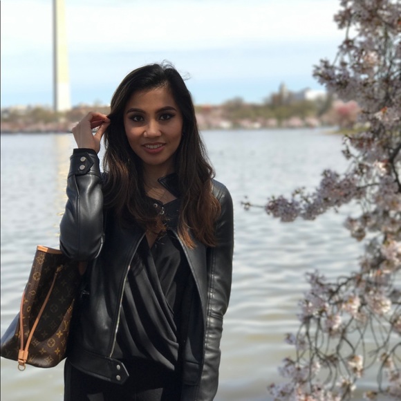 Profile Picture of Stephanie Chelsea (@proserpinamina) on Poshmark