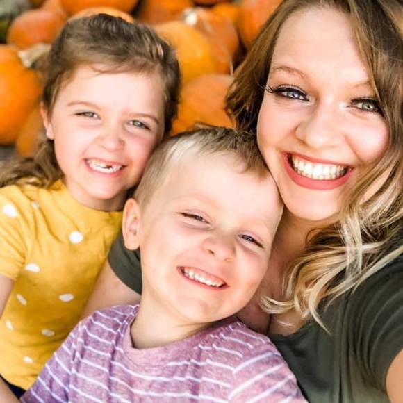 Profile Picture of Caity Bellamy (@caityspeth) on Poshmark