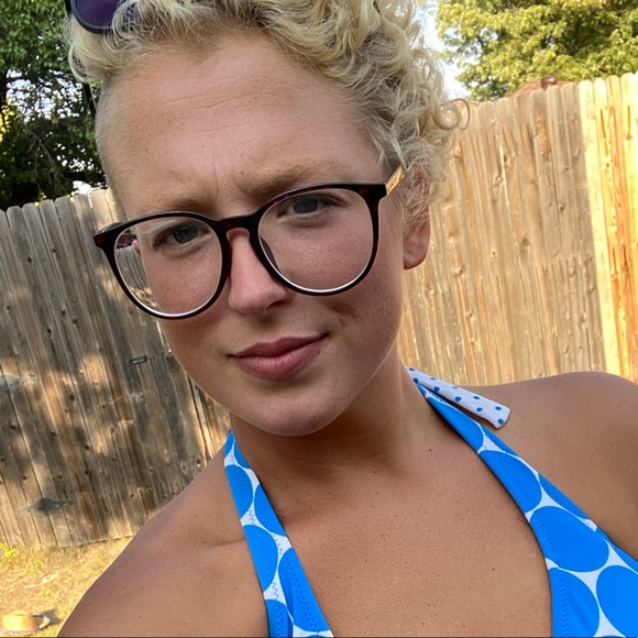 Profile Picture of Allison Iles (@4llic4t) on Poshmark