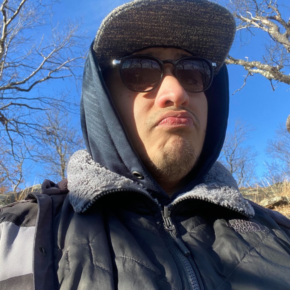 Profile Picture of Luis Arevalo (@ilogico1001) on Poshmark