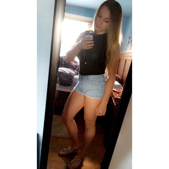 Profile Picture of Amy Simmons (@alsimmons14) on Poshmark