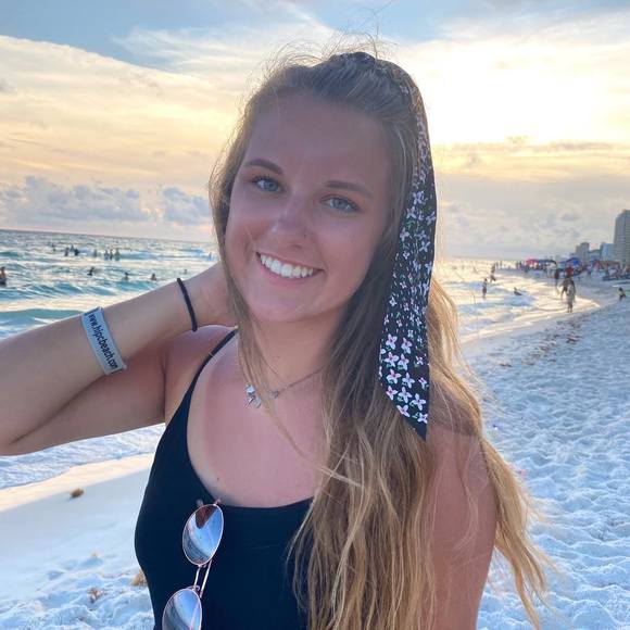 Profile Picture of Danielle Perry (@danielleperry31) on Poshmark