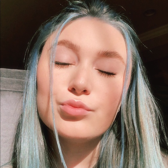Profile Picture of Jjillian Rickhoff (@j_rickhoff) on Poshmark