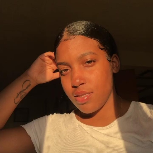 Profile Picture of Eunycee Hodge (@zcoog13) on Poshmark